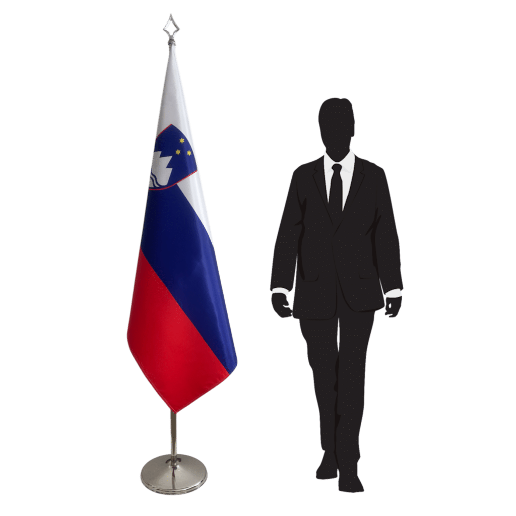 Bandera de Eslovenia en asta
