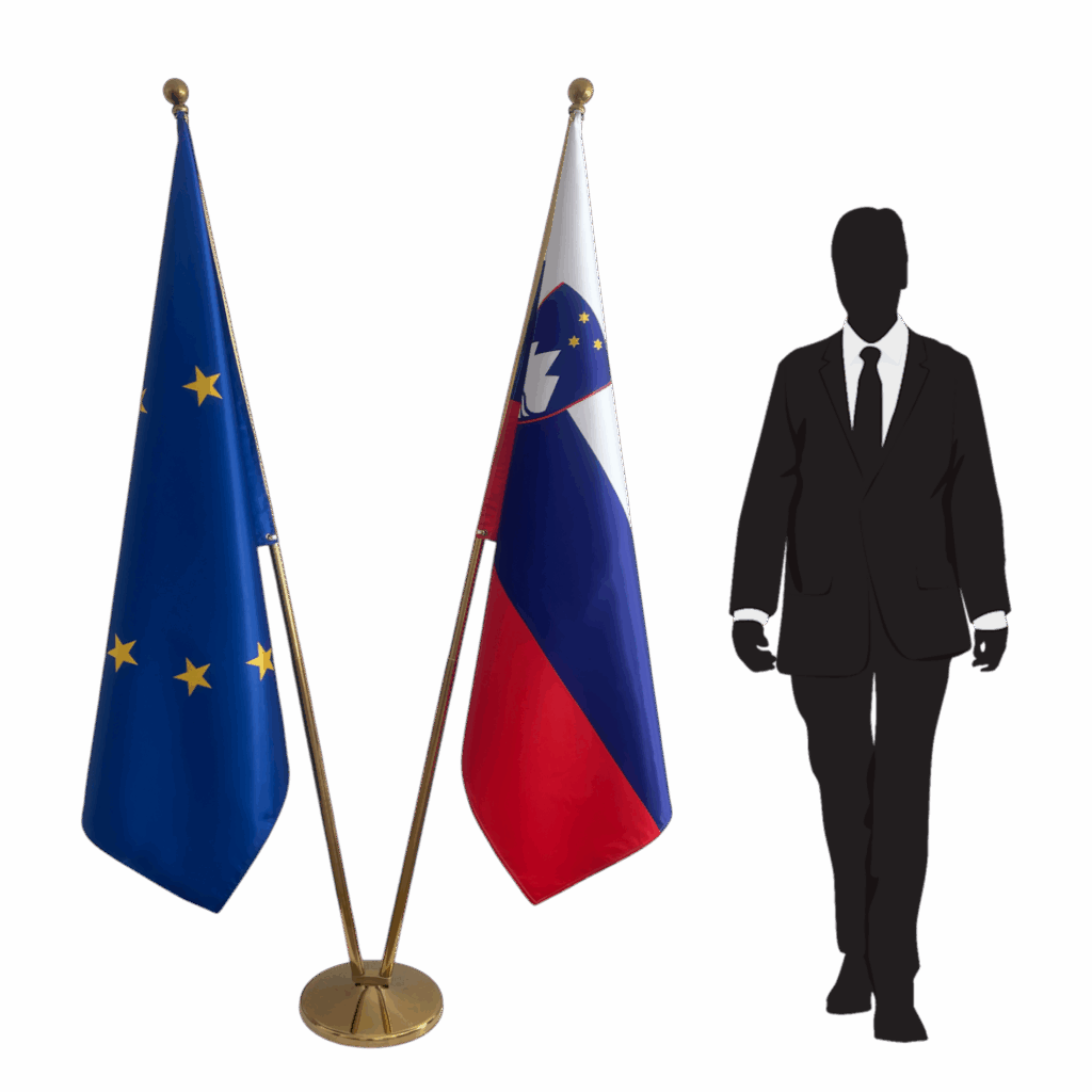 Bandera de Eslovenia en asta