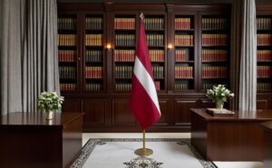 drapeau Lettonie avec socle