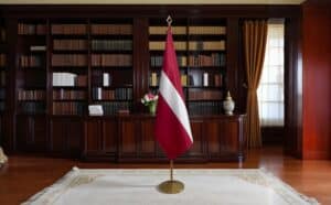 drapeau Lettonie avec socle