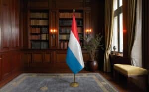 drapeau Luxembourg avec mat