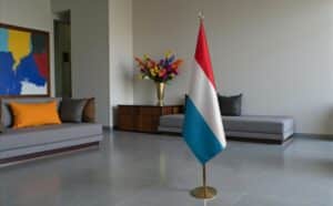 drapeau Luxembourg avec mat
