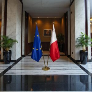 drapeau Malte avec pied