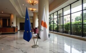 drapeau Chypre et UE sur pied