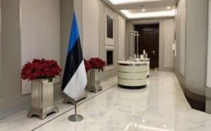 drapeau estonie sur socle