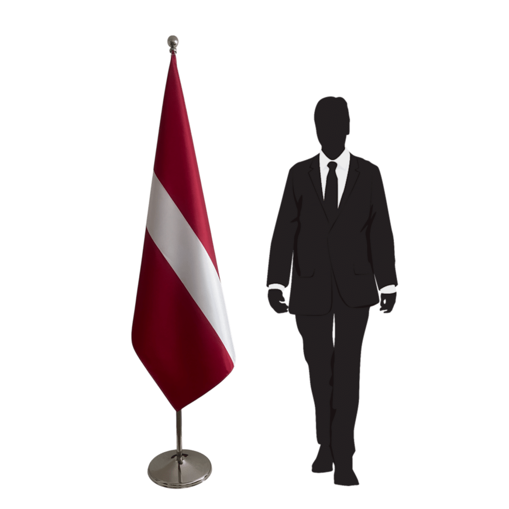 Bandera de Letonia en asta