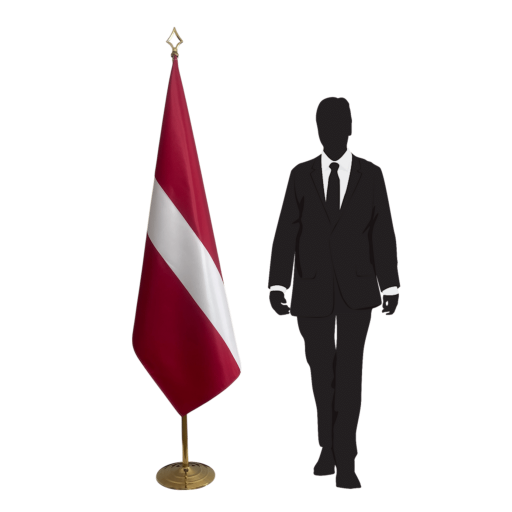 Bandera de Letonia en asta