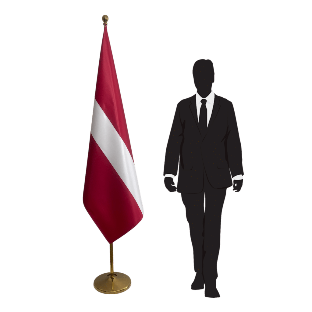 Bandera de Letonia en asta