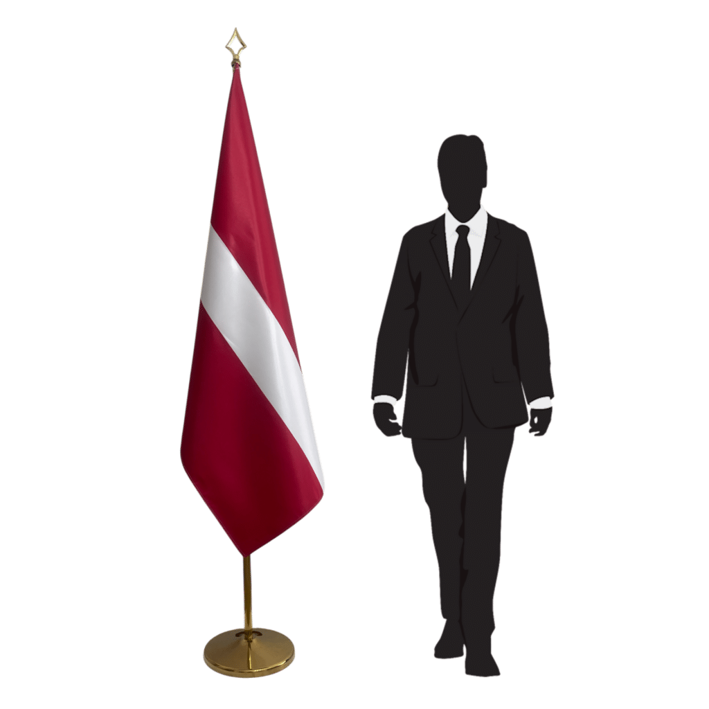 Bandera de Letonia en asta